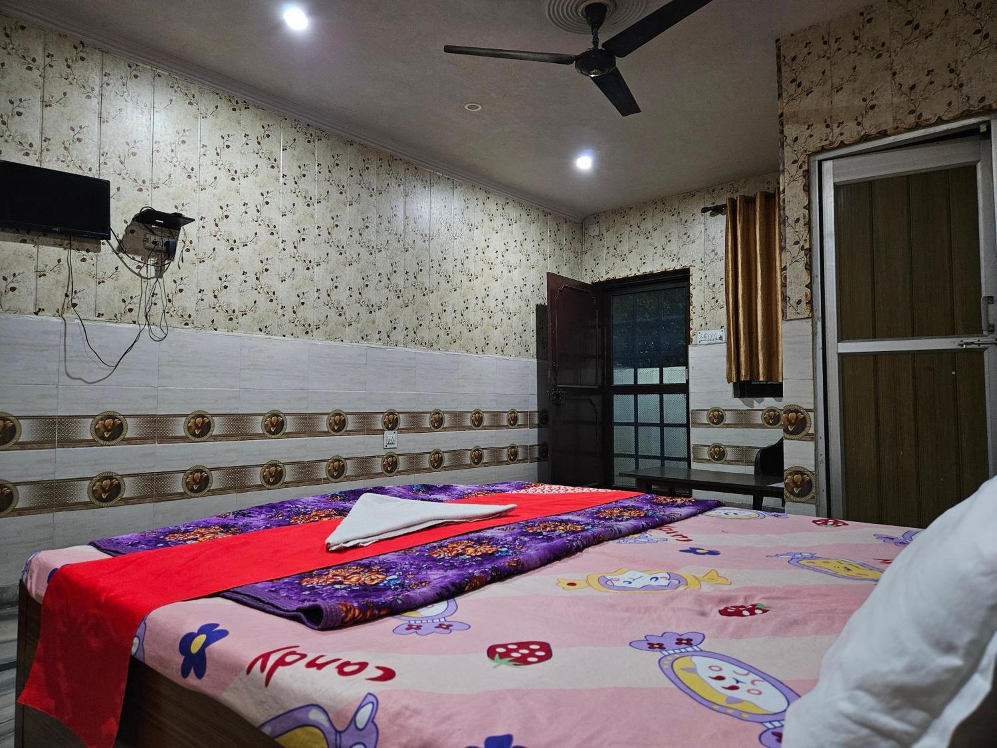 Hotel Chitrarth & Party Lawn Халдвані Номер фото